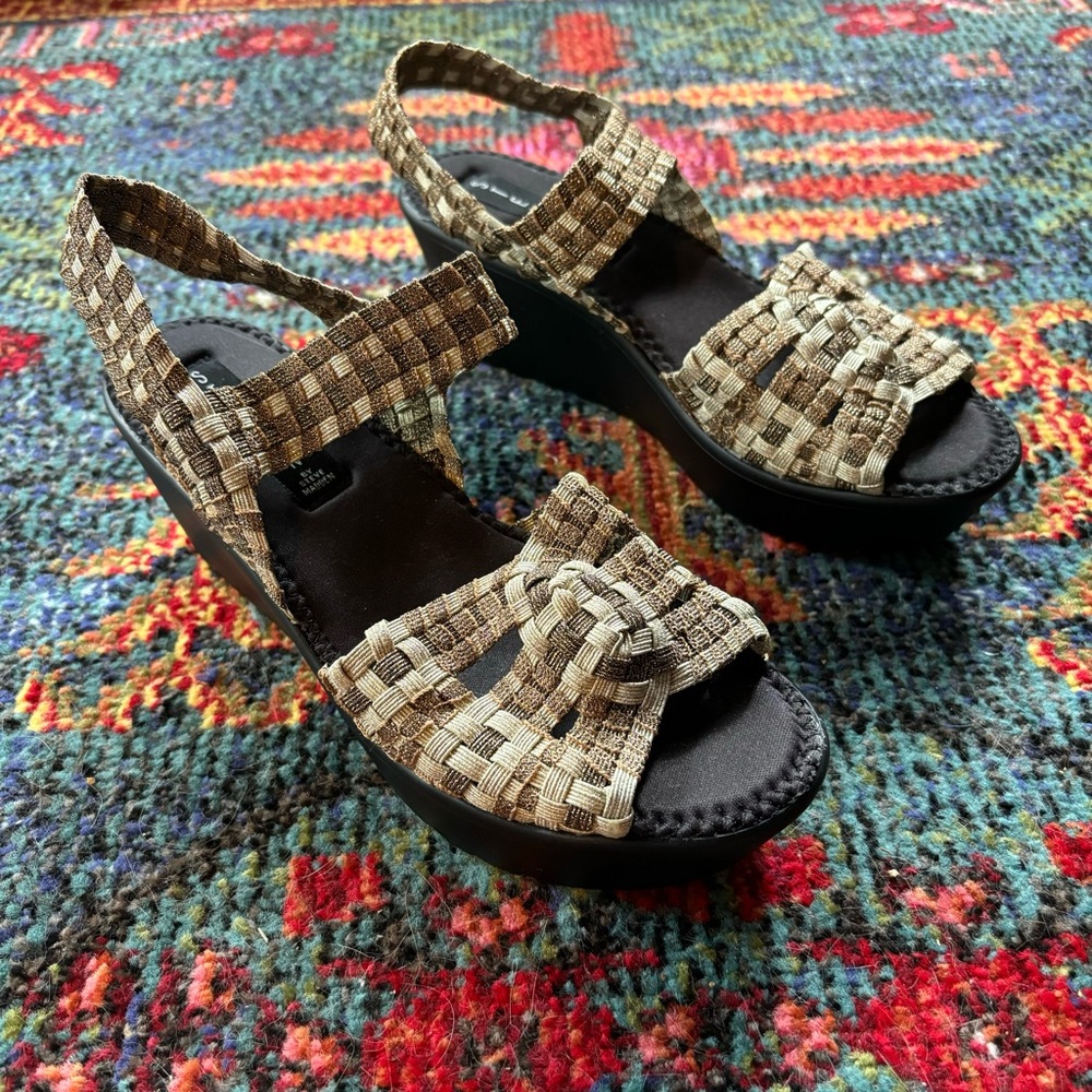 Steve Madden Baye Gold Brown Shimmer Woven Wedge Sandals Women’s 7 Comfortable